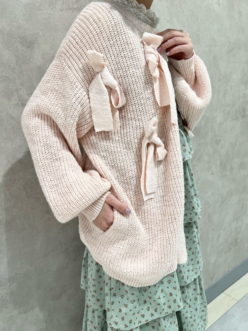 ホワイト系のTシャツ/カットソー、ピンク系のカーディガン/ボレロ、グリーン系のジャンパースカートを着用したレディースの秋コーディネートの9枚目の写真