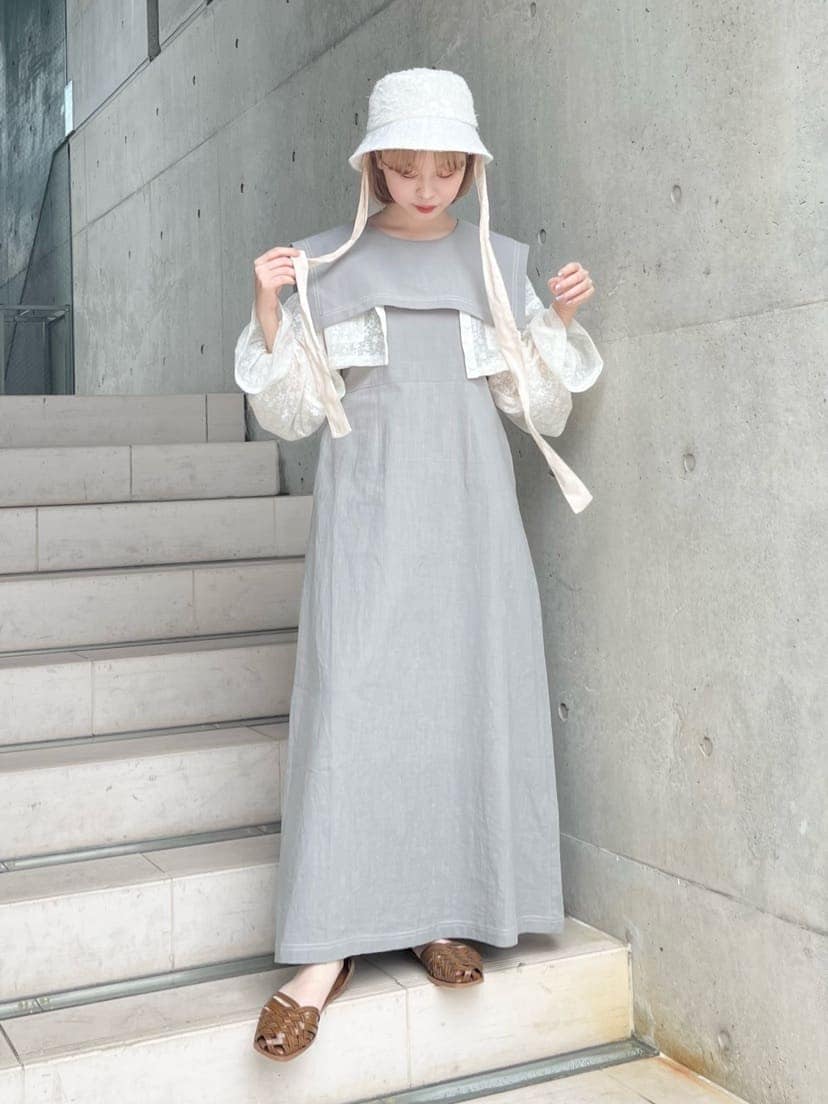 オレンジ系のパンプス、グリーン系のワンピース、ホワイト系のシャツ/ブラウスを着用したレディースの夏コーディネートの2枚目の写真