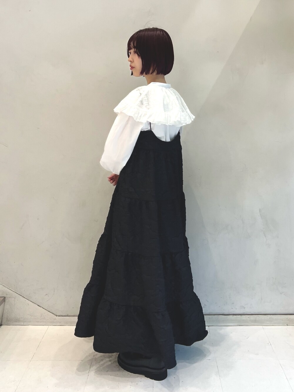 ホワイト系のシャツ/ブラウス、ブラック系のワンピース、ブラック系のブーツを着用したレディースの夏コーディネートの5枚目の写真