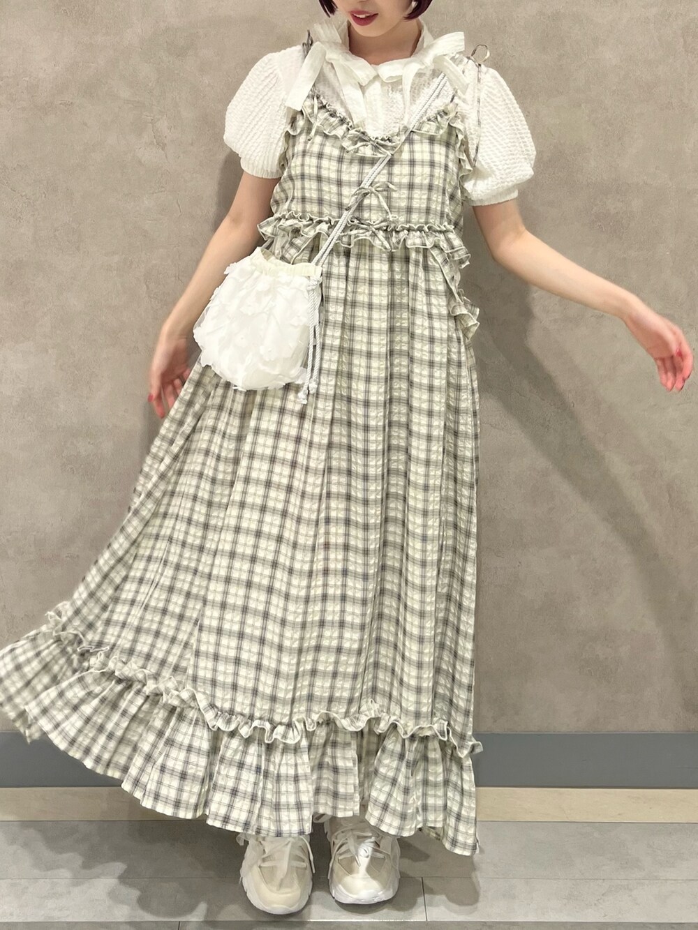 ホワイト系のシャツ/ブラウス、ホワイト系のスニーカー、ホワイト系のショルダーバッグを着用したレディースの春コーディネートの5枚目の写真