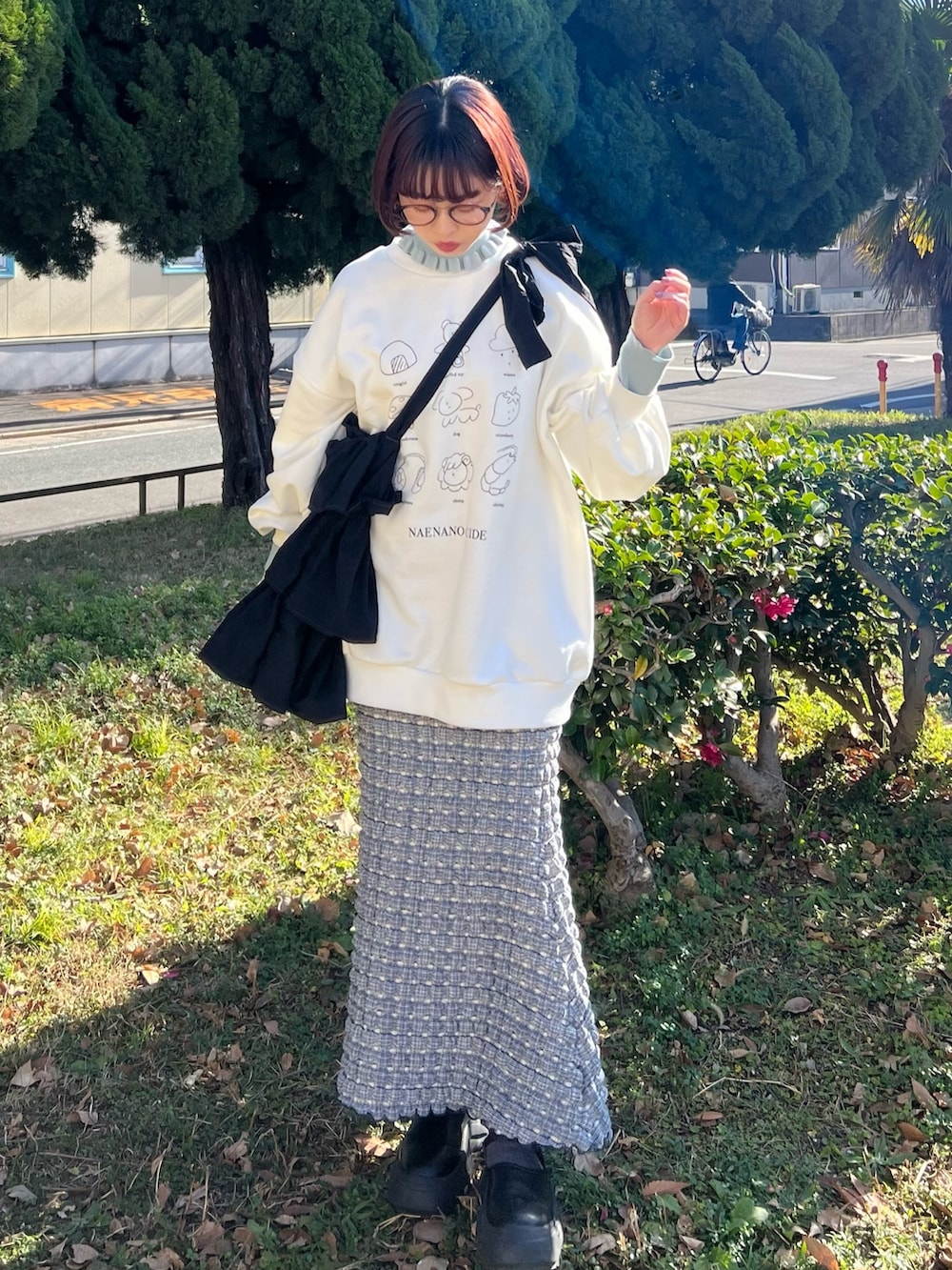 ブルー系のニット/セーター、ホワイト系のスウェット、ブラック系のトートバッグを着用したレディースの冬コーディネートの3枚目の写真