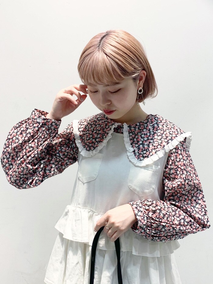 レッド系のシャツ/ブラウス、ブラック系のショルダーバッグを着用したレディースの春コーディネートの2枚目の写真