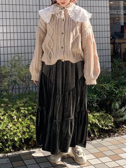 ホワイト系のニット/セーター、ホワイト系のカーディガン/ボレロ、ベージュ系のスカートを着用したレディースの冬コーディネートの3枚目の写真