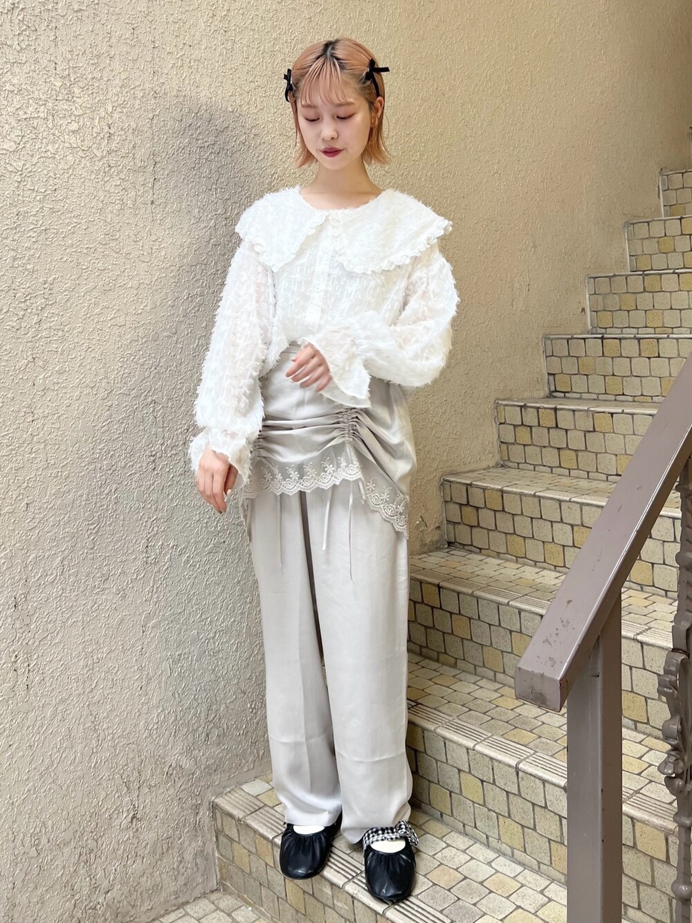 ホワイト系のシャツ/ブラウス、グレー系のスラックス、ブラック系のバレエシューズを着用したレディースの夏コーディネートの2枚目の写真