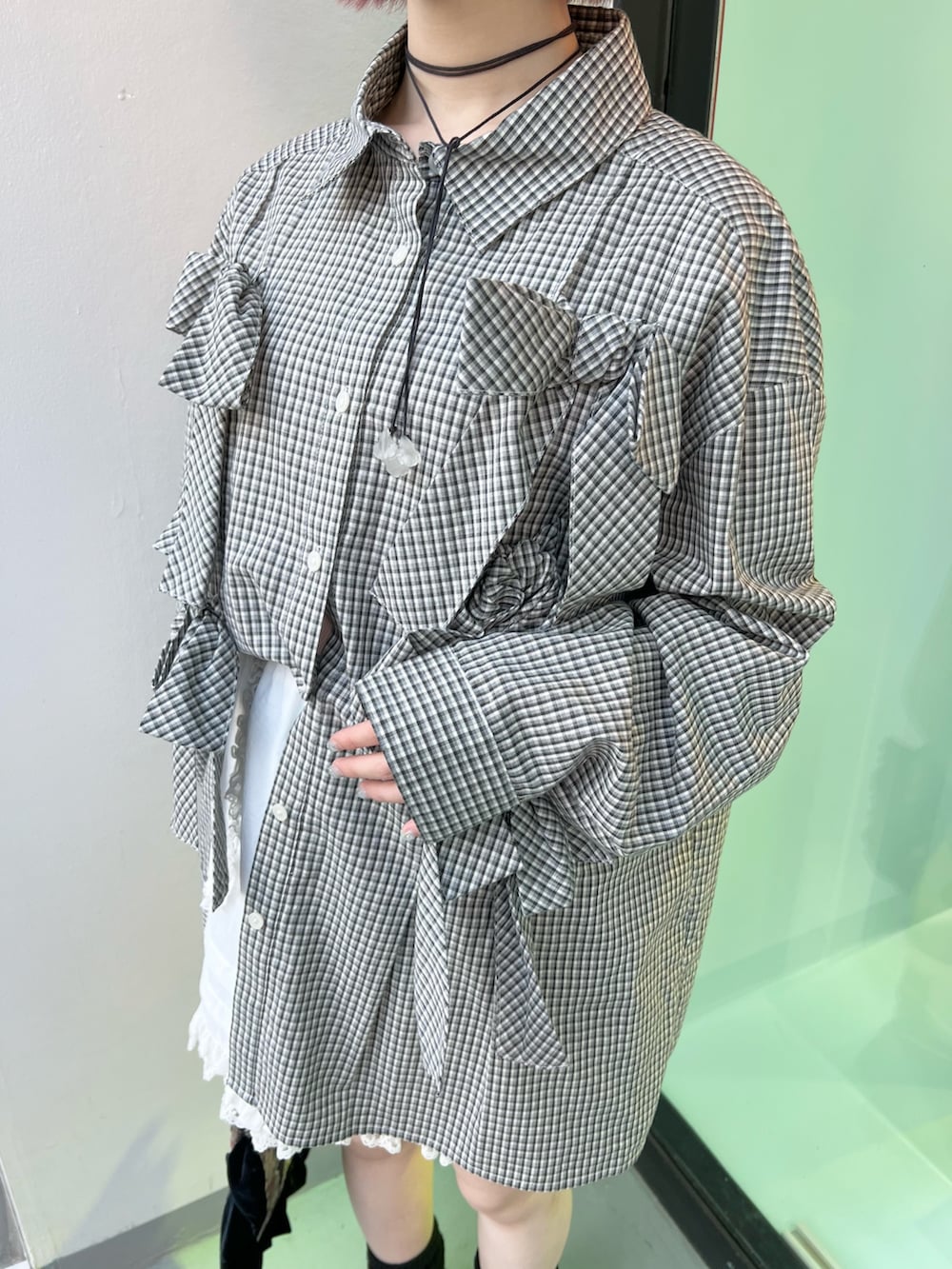 その他のシャツ/ブラウス、ホワイト系のスカート、ブラック系のハンドバッグを着用したレディースの冬コーディネートの7枚目の写真