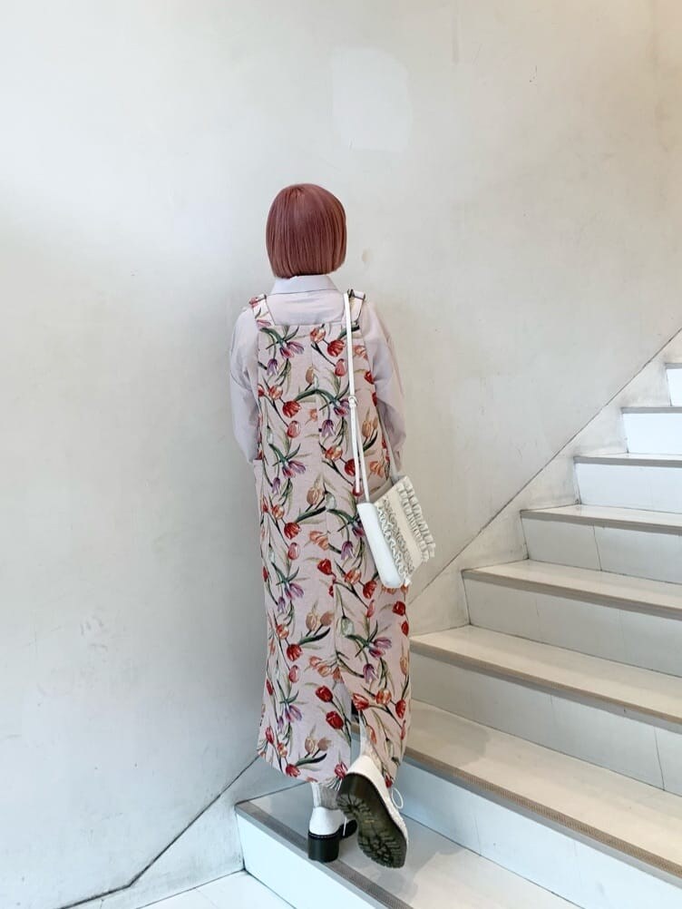 ピンク系のジャンパースカート、ホワイト系のその他シューズ、ベージュ系のシャツ/ブラウスを着用したレディースの春コーディネートの5枚目の写真