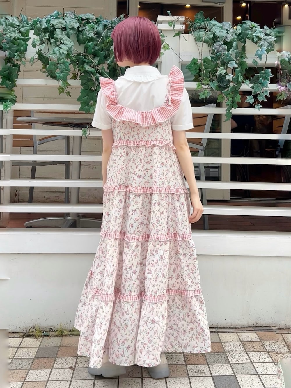 ホワイト系のシャツ/ブラウス、ピンク系のワンピース、ホワイト系のスニーカーを着用したレディースの春コーディネートの8枚目の写真