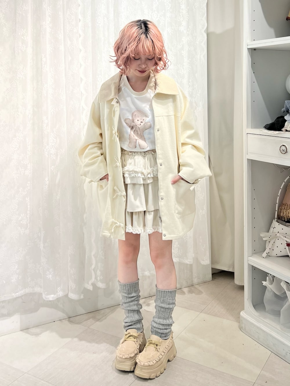 イエロー系のTシャツ/カットソー、ホワイト系のブルゾン、ホワイト系のスカートを着用したレディースの夏コーディネートの5枚目の写真