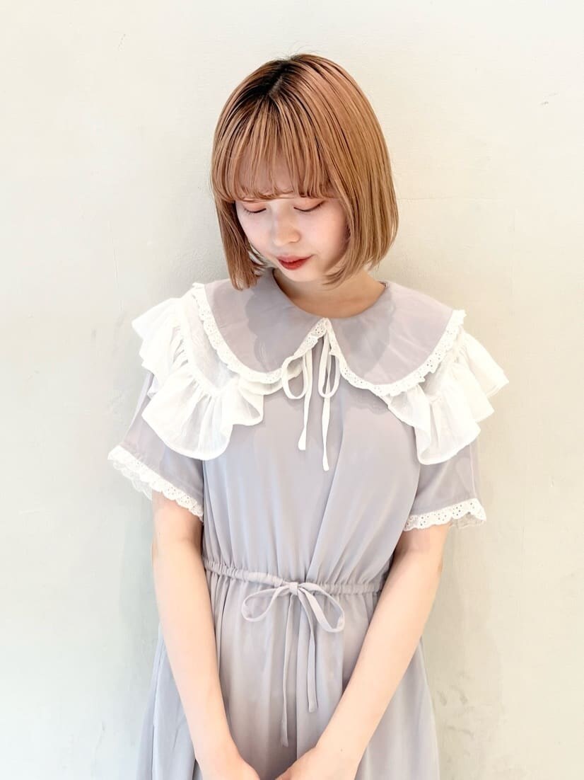 ホワイト系のサンダル、パープル系のハンドバッグ、ブルー系のワンピースを着用したレディースの夏コーディネートの5枚目の写真