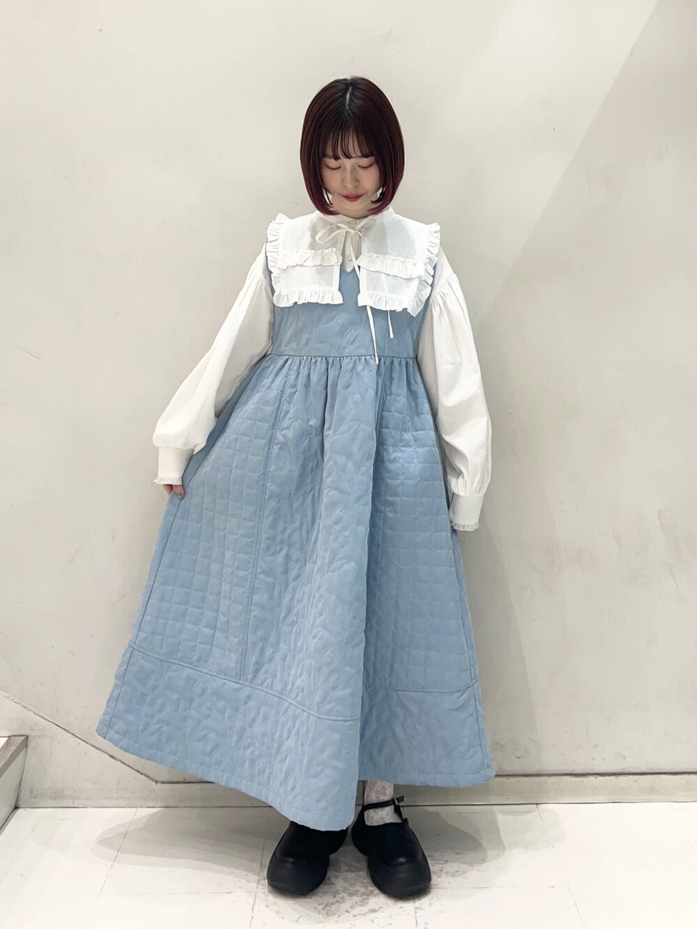 ホワイト系のシャツ/ブラウス、ブルー系のワンピース、ブラック系のスニーカーを着用したレディースの秋コーディネートの3枚目の写真