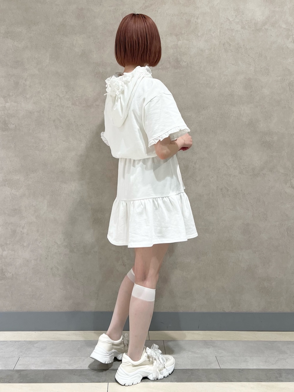 ホワイト系のワンピース、ホワイト系のスニーカーを着用したレディースの夏コーディネートの6枚目の写真