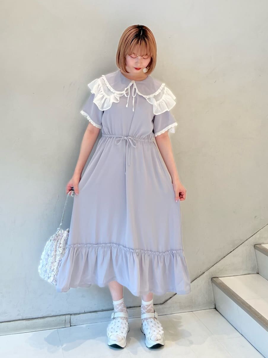 ホワイト系のサンダル、パープル系のハンドバッグ、ブルー系のワンピースを着用したレディースの夏コーディネートの3枚目の写真