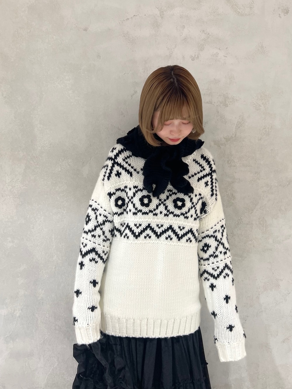 ホワイト系のニット/セーター、ブラック系のショルダーバッグ、ブラック系のモカシン/デッキシューズを着用したレディースの冬コーディネートの7枚目の写真