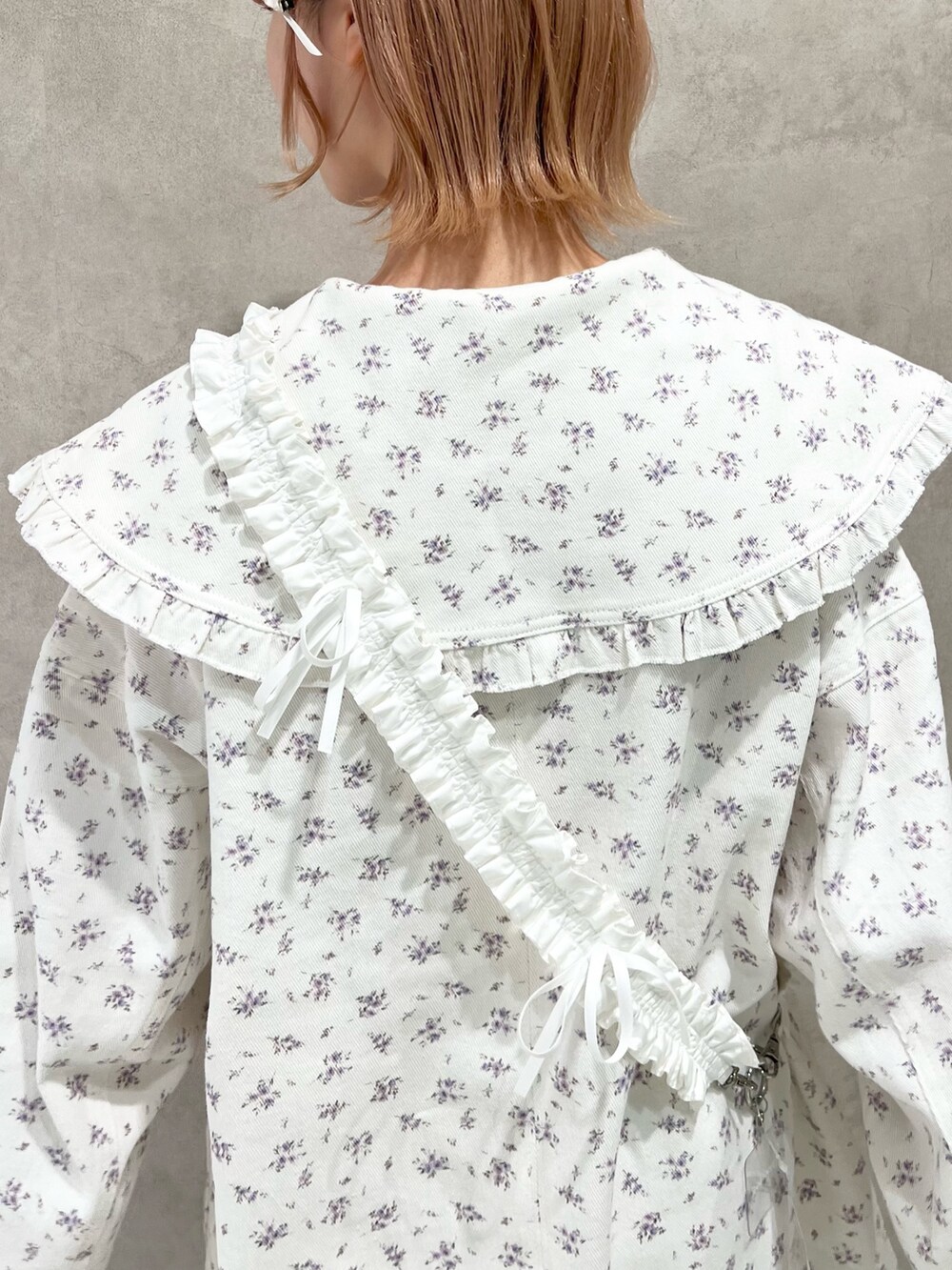 ホワイト系のデニムジャケット、ホワイト系のスラックス、ホワイト系のスニーカーを着用したレディースの秋コーディネートの9枚目の写真