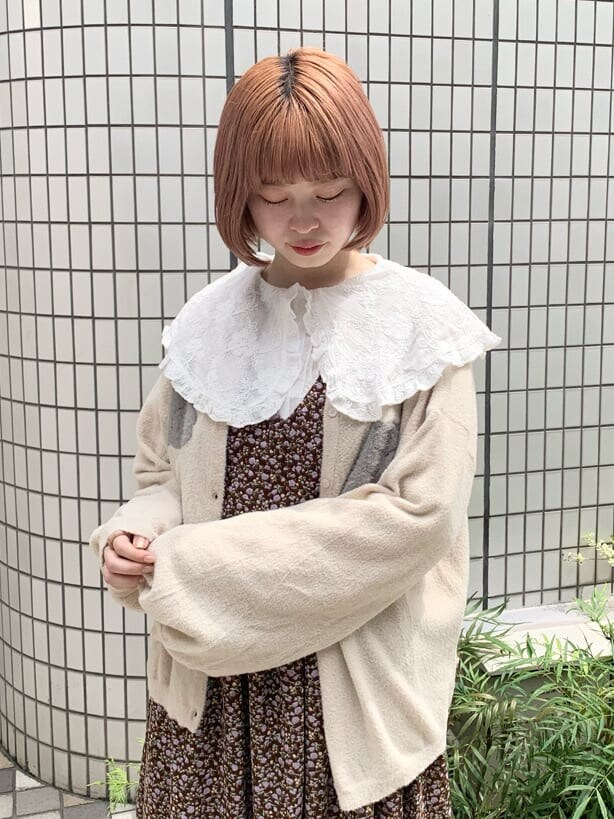 ホワイト系のシャツ/ブラウス、ゴールド系のその他シューズ、ブラウン系のワンピースを着用したレディースの夏コーディネートの4枚目の写真