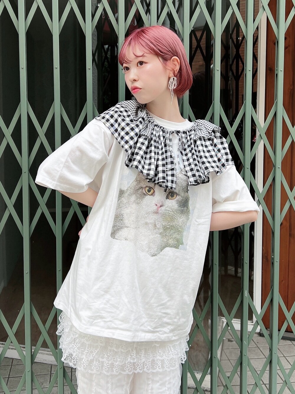 ホワイト系のTシャツ/カットソー、ホワイト系のスカート、ホワイト系のカーゴパンツを着用したレディースの夏コーディネートの8枚目の写真