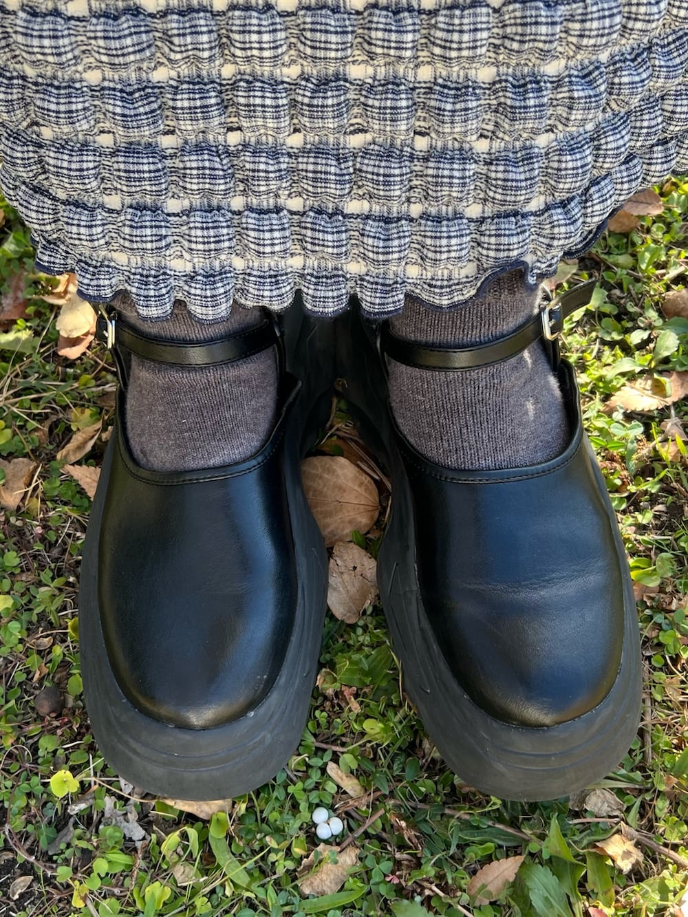 ブルー系のニット/セーター、ホワイト系のスウェット、ブラック系のトートバッグを着用したレディースの冬コーディネートの10枚目の写真