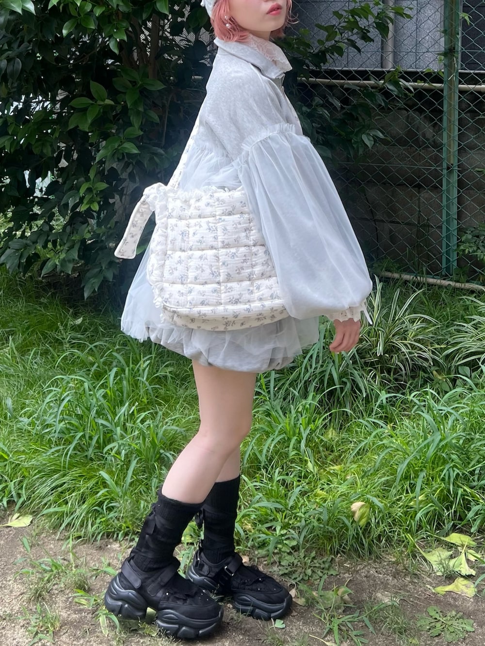 グレー系のスウェット、ピンク系のニット/セーター、ブルー系のショルダーバッグを着用したレディースの秋コーディネートの5枚目の写真