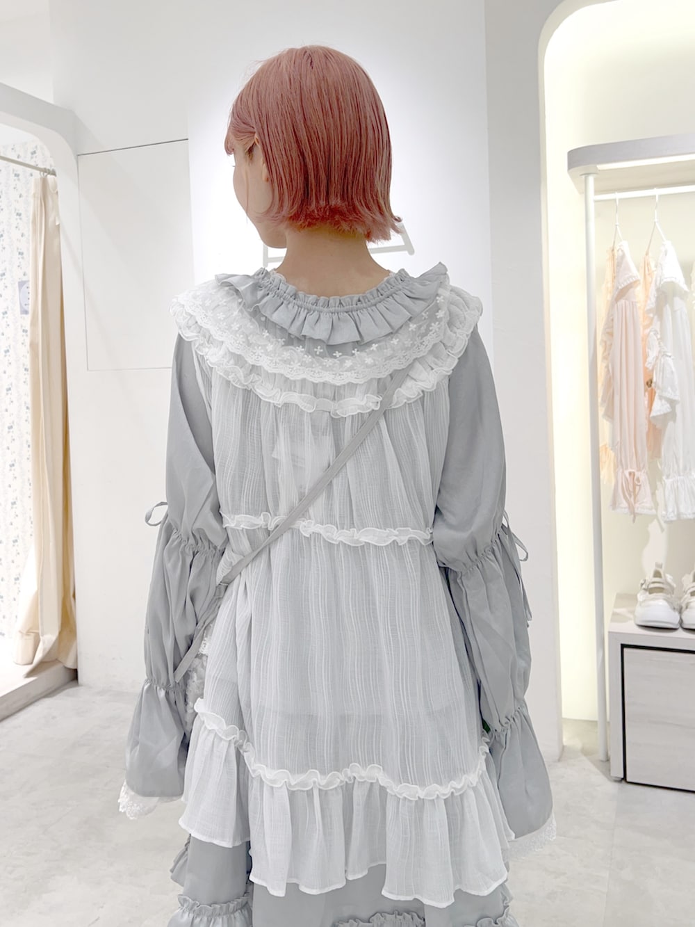 ブルー系のワンピース、ホワイト系のハンドバッグ、ブルー系のカーゴパンツを着用したレディースの夏コーディネートの9枚目の写真