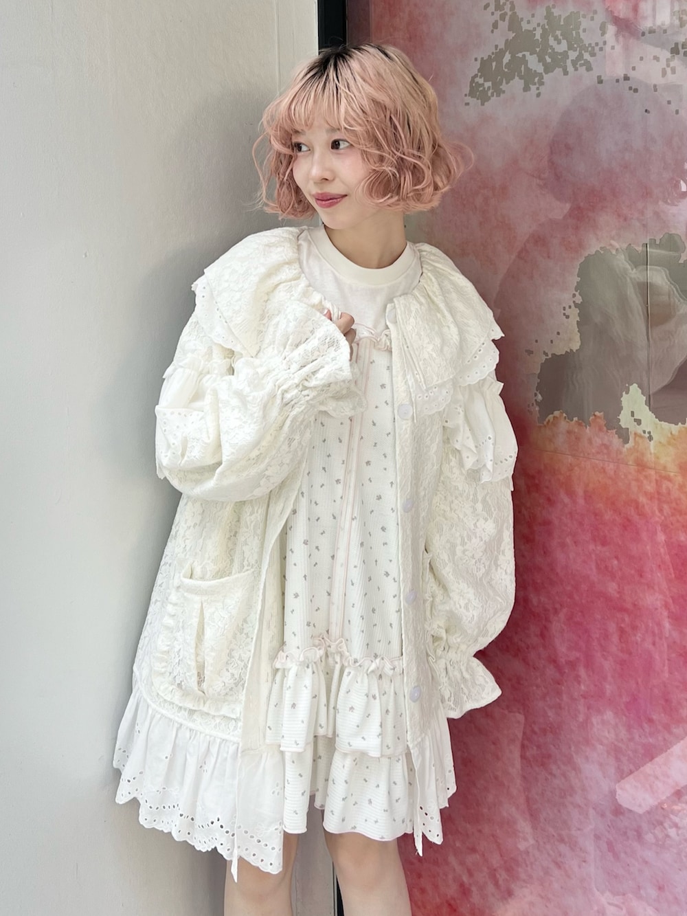 ホワイト系のテーラードジャケット、ピンク系のワンピース、ホワイト系のTシャツ/カットソーを着用したレディースの夏コーディネートの8枚目の写真