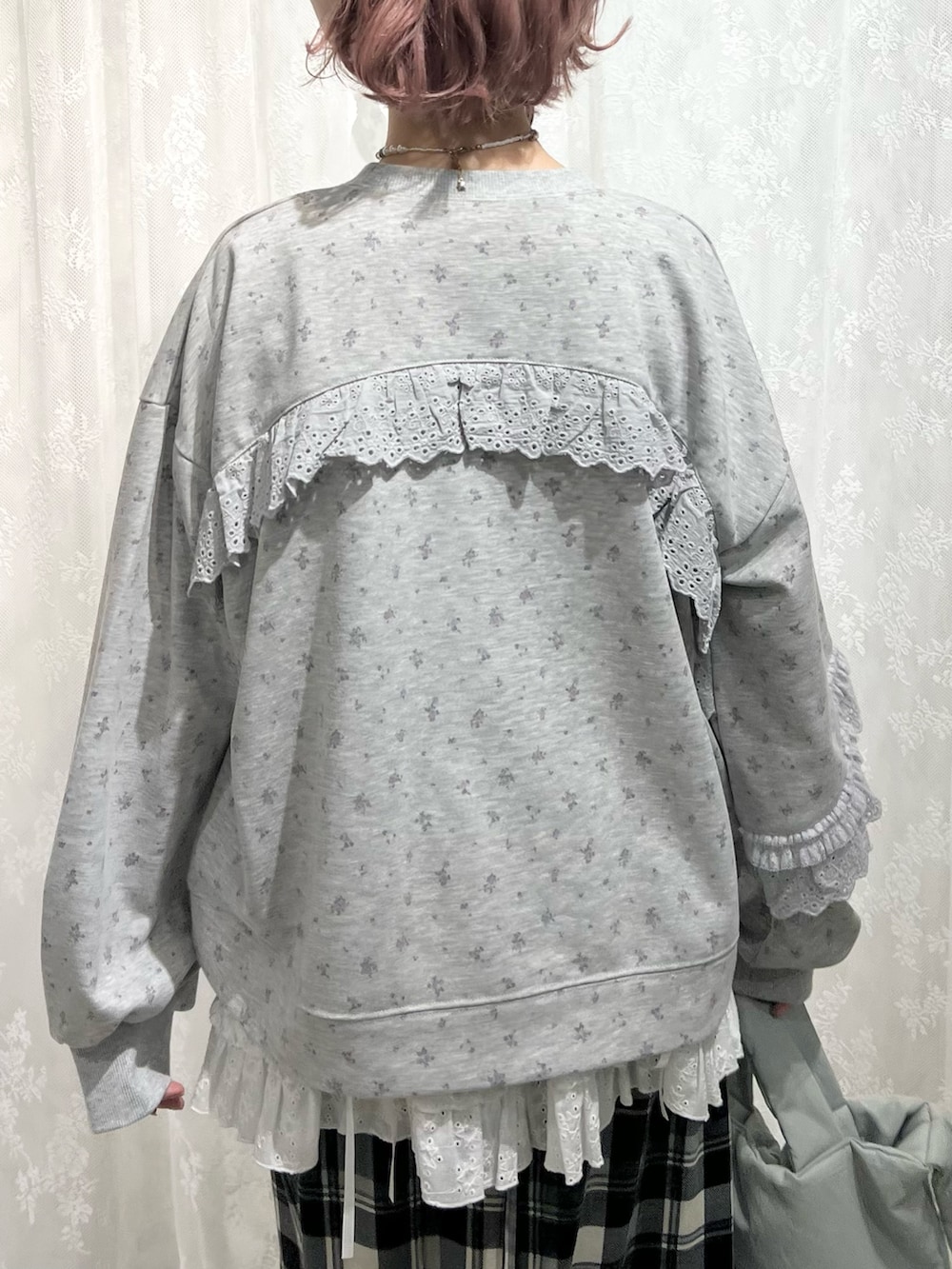 グレー系のスウェット、ベージュ系のスカート、ブラック系のスニーカーを着用したレディースの冬コーディネートの7枚目の写真