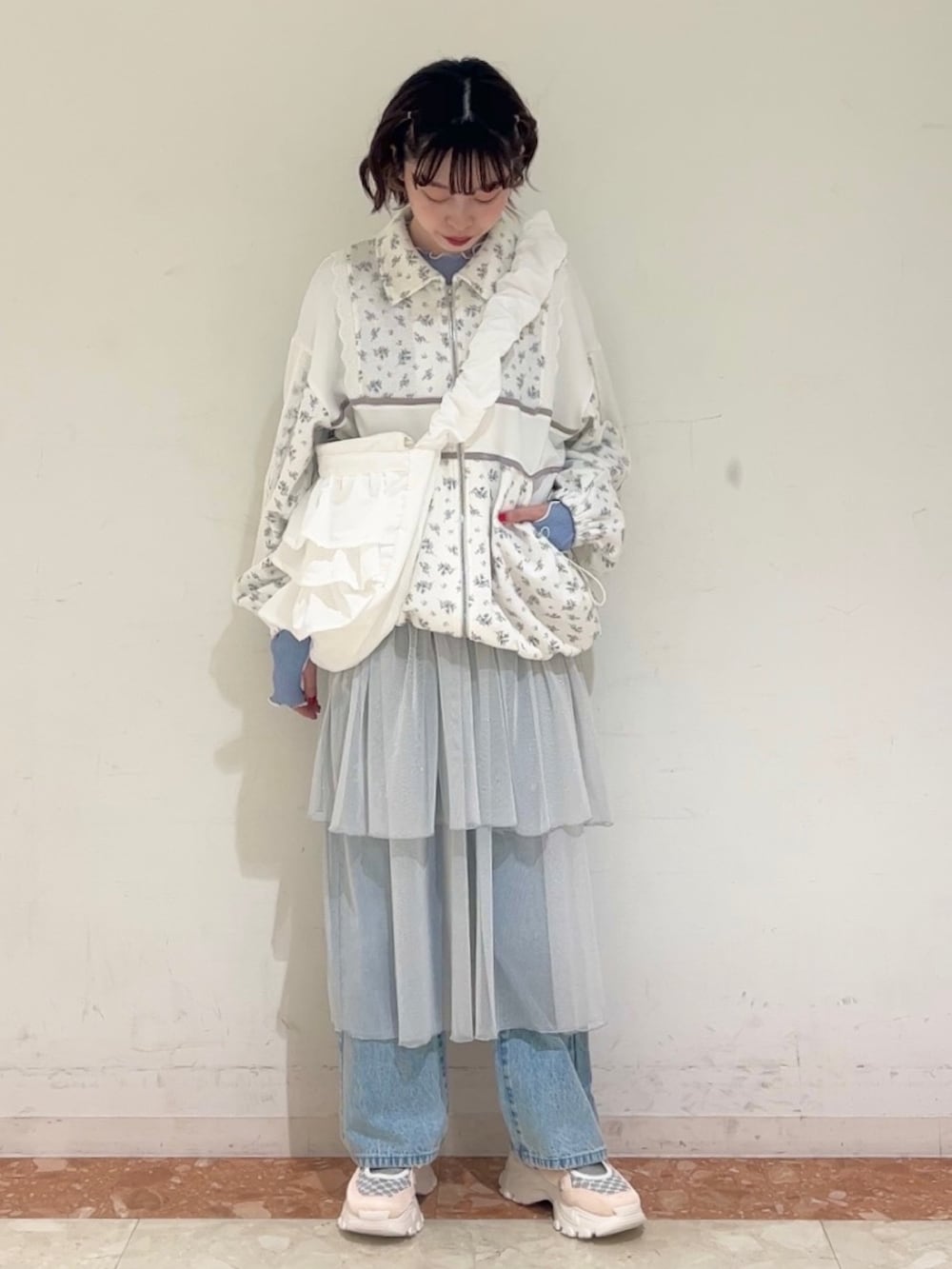 ブルー系のジャージ、ブルー系のTシャツ/カットソー、ホワイト系のショルダーバッグを着用したレディースの春コーディネートの2枚目の写真