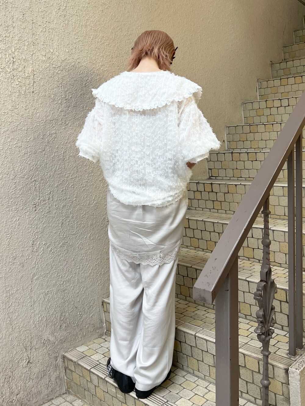 ホワイト系のシャツ/ブラウス、グレー系のスラックス、ブラック系のバレエシューズを着用したレディースの夏コーディネートの5枚目の写真