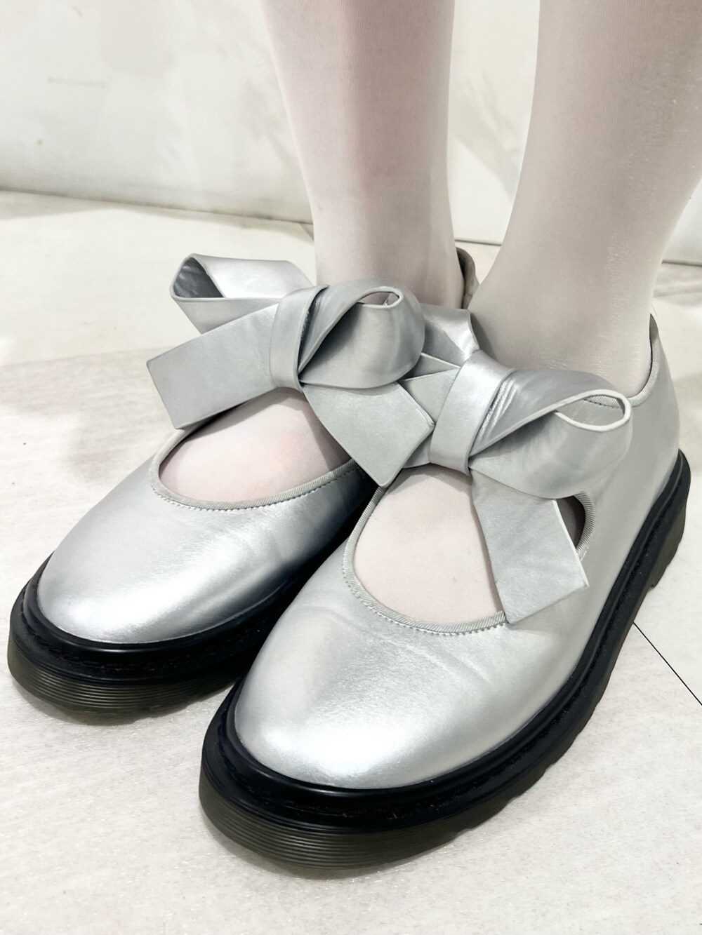 グレー系のスウェット、グレー系のワンピース、シルバー系のバレエシューズを着用したレディースの秋コーディネートの8枚目の写真