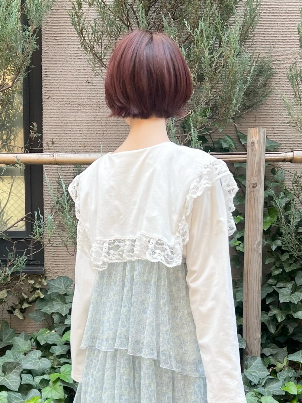 ホワイト系のパンプス、グリーン系のワンピース、ホワイト系のTシャツ/カットソーを着用したレディースの春コーディネートの7枚目の写真