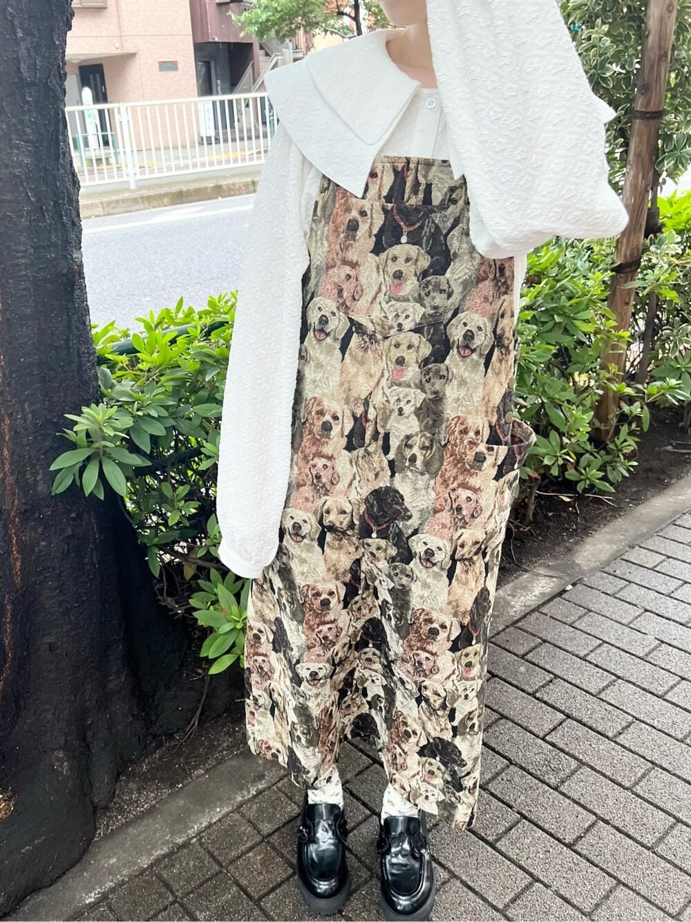 ブラック系のローファー、その他のジャンパースカート、ホワイト系のシャツ/ブラウスを着用したレディースの夏コーディネートの9枚目の写真