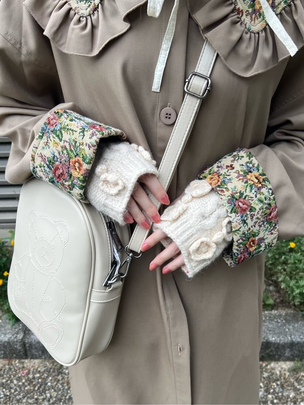 ホワイト系のブーツ、パープル系のスカート、ホワイト系のニット/セーターを着用したレディースの秋コーディネートの7枚目の写真