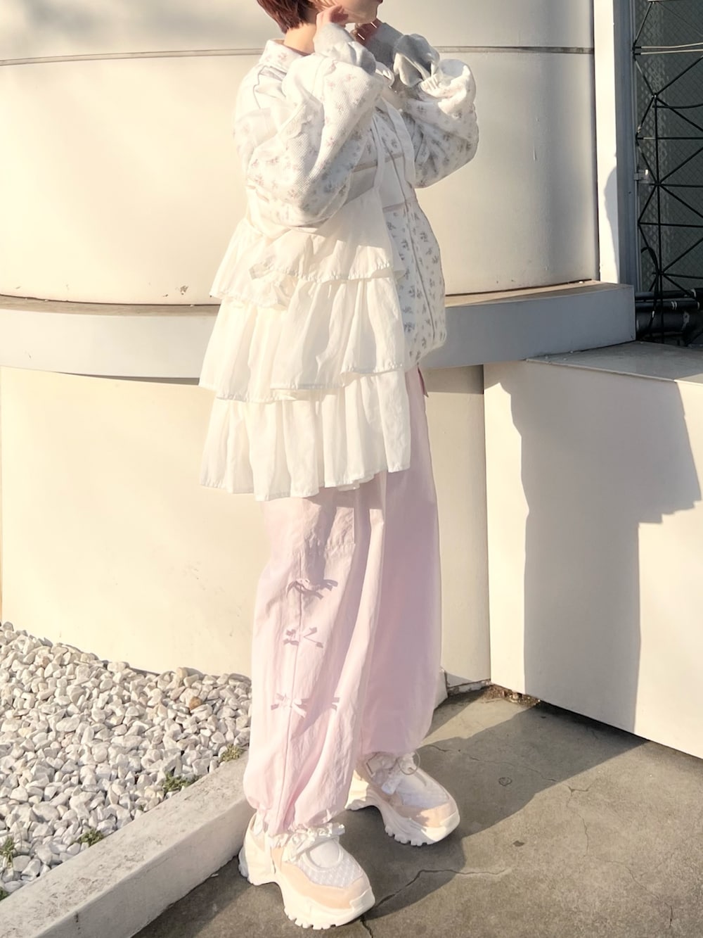 ピンク系のジャージ、ピンク系のカーゴパンツ、ピンク系のスニーカーを着用したレディースの冬コーディネートの4枚目の写真