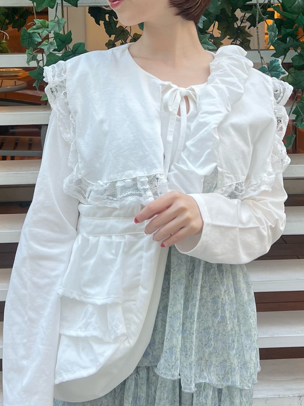 ホワイト系のTシャツ/カットソー、グリーン系のワンピース、ブラック系のデニムパンツを着用したレディースの春コーディネートの8枚目の写真