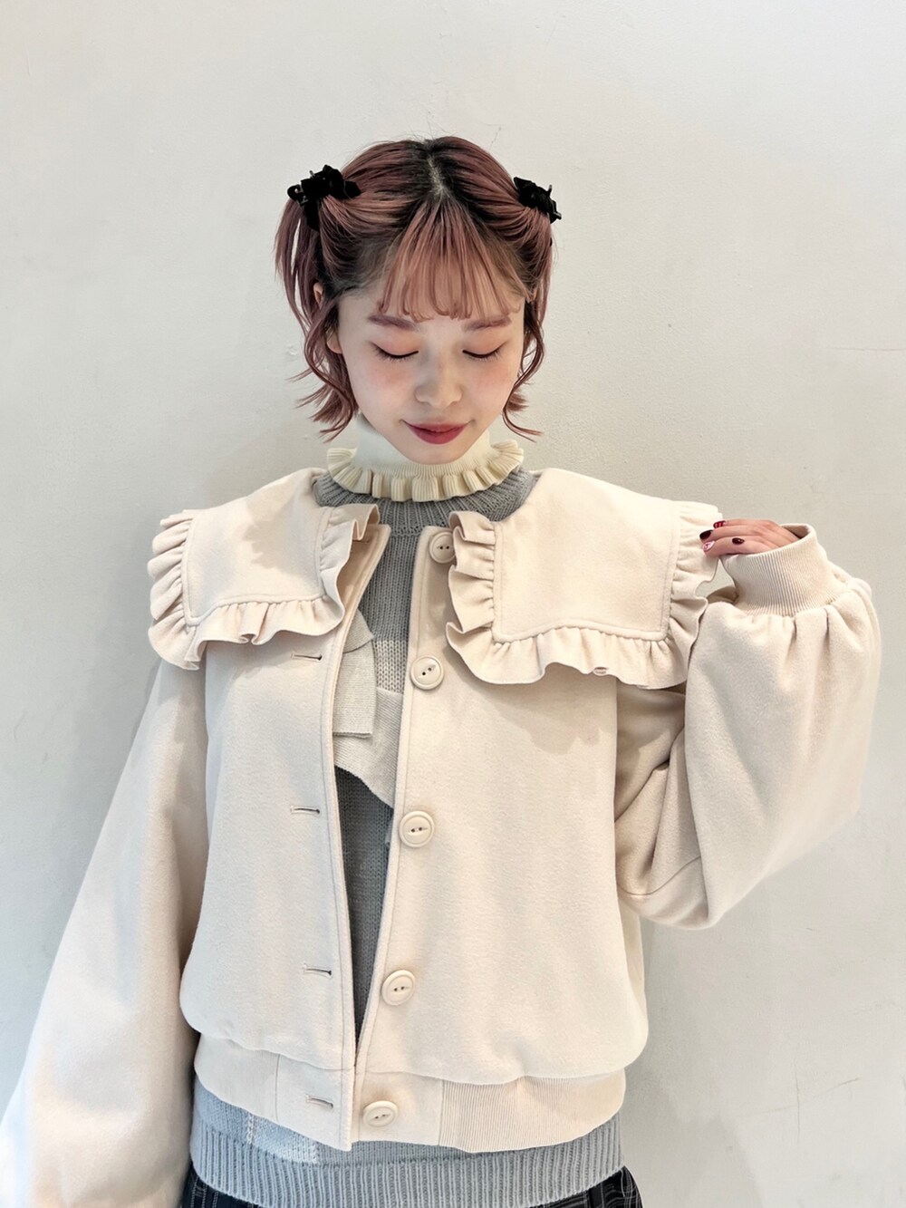 ブラック系のスカート、ブルー系のニット/セーター、ホワイト系のブーツを着用したレディースの冬コーディネートの4枚目の写真