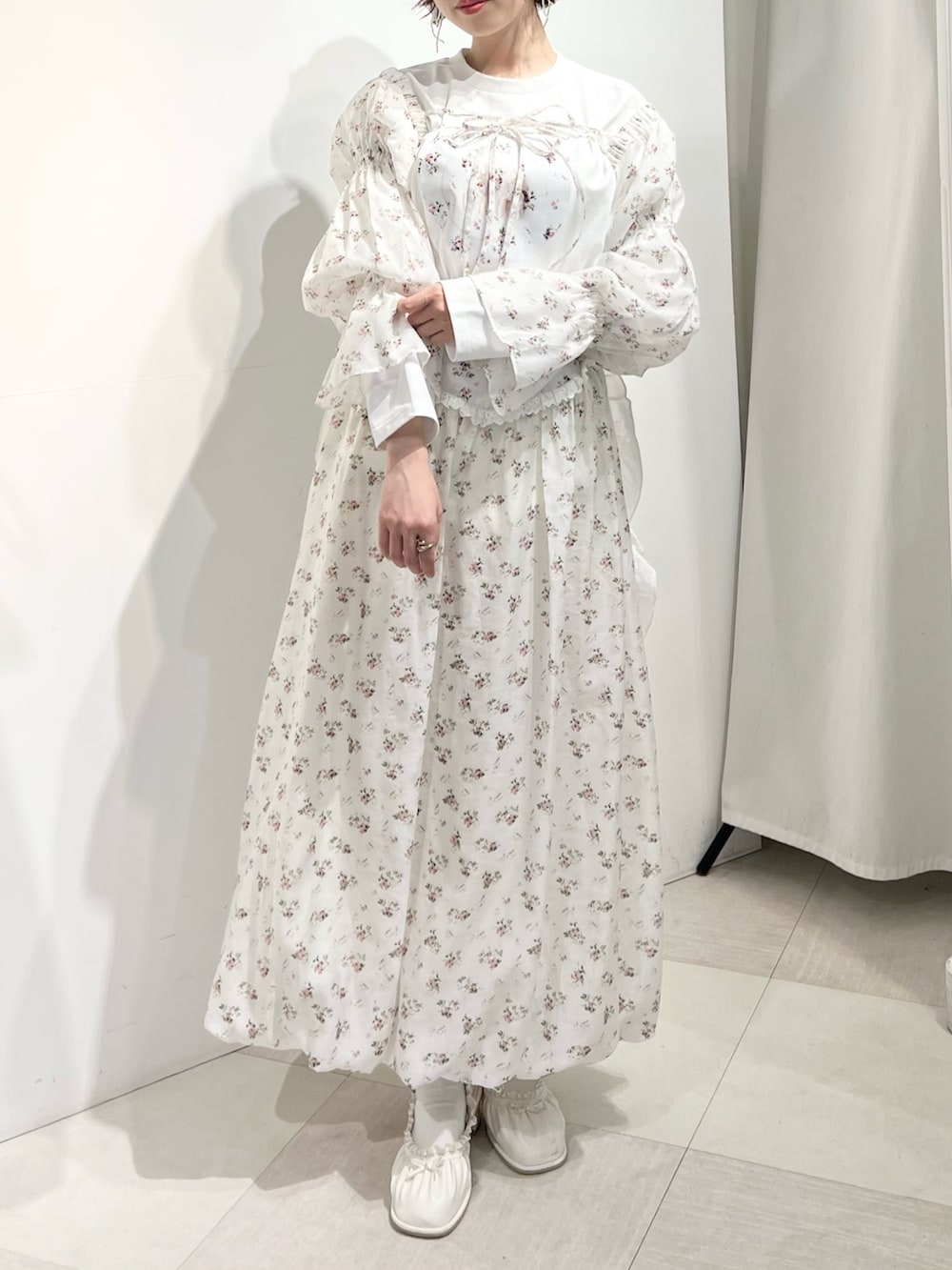 ホワイト系のパンプス、ホワイト系のカーディガン/ボレロ、ホワイト系のTシャツ/カットソーを着用したレディースの春コーディネートの2枚目の写真