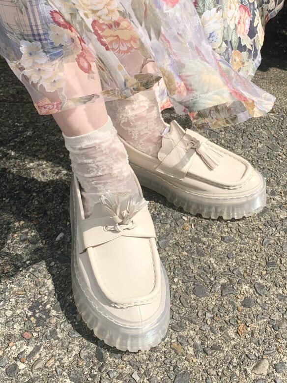 シルバー系のカーディガン/ボレロ、ホワイト系のローファー、イエロー系のスカートを着用したレディースの秋コーディネートの6枚目の写真