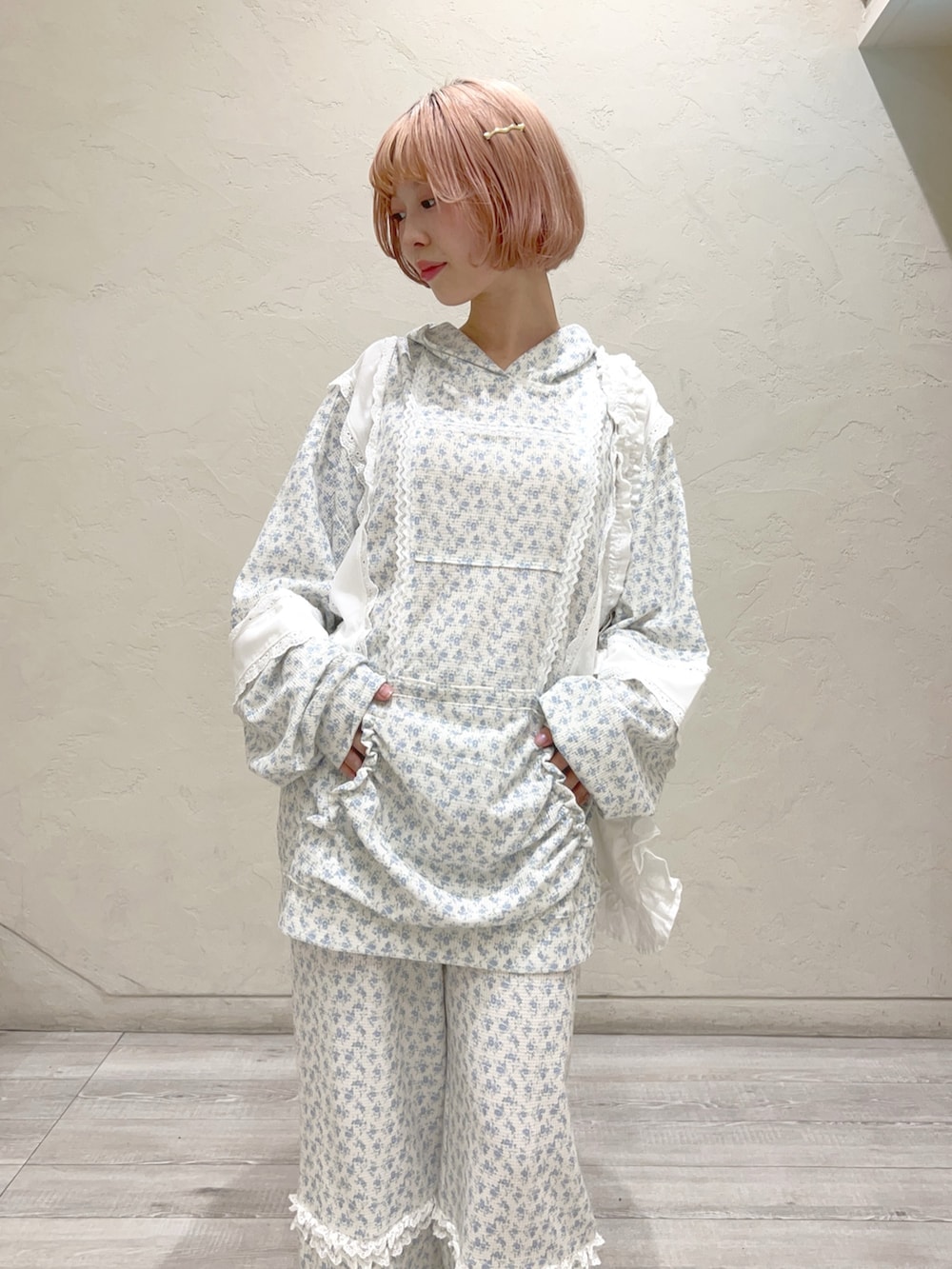 ブルー系のパーカー、ブルー系のカーゴパンツ、ホワイト系のトートバッグを着用したレディースの秋コーディネートの4枚目の写真