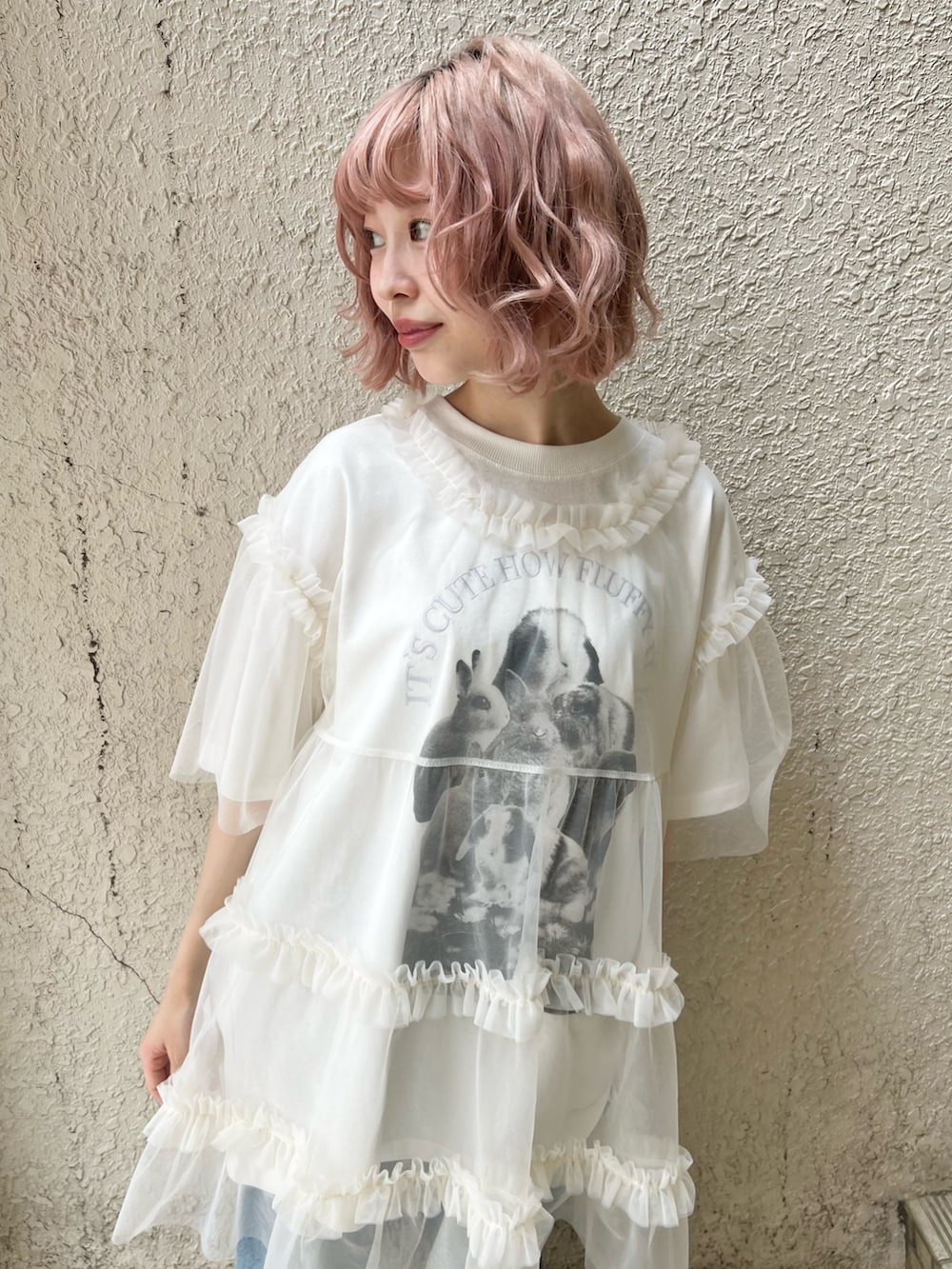 ホワイト系のTシャツ/カットソー、ホワイト系のシャツ/ブラウス、ブルー系のデニムパンツを着用したレディースの春コーディネートの8枚目の写真