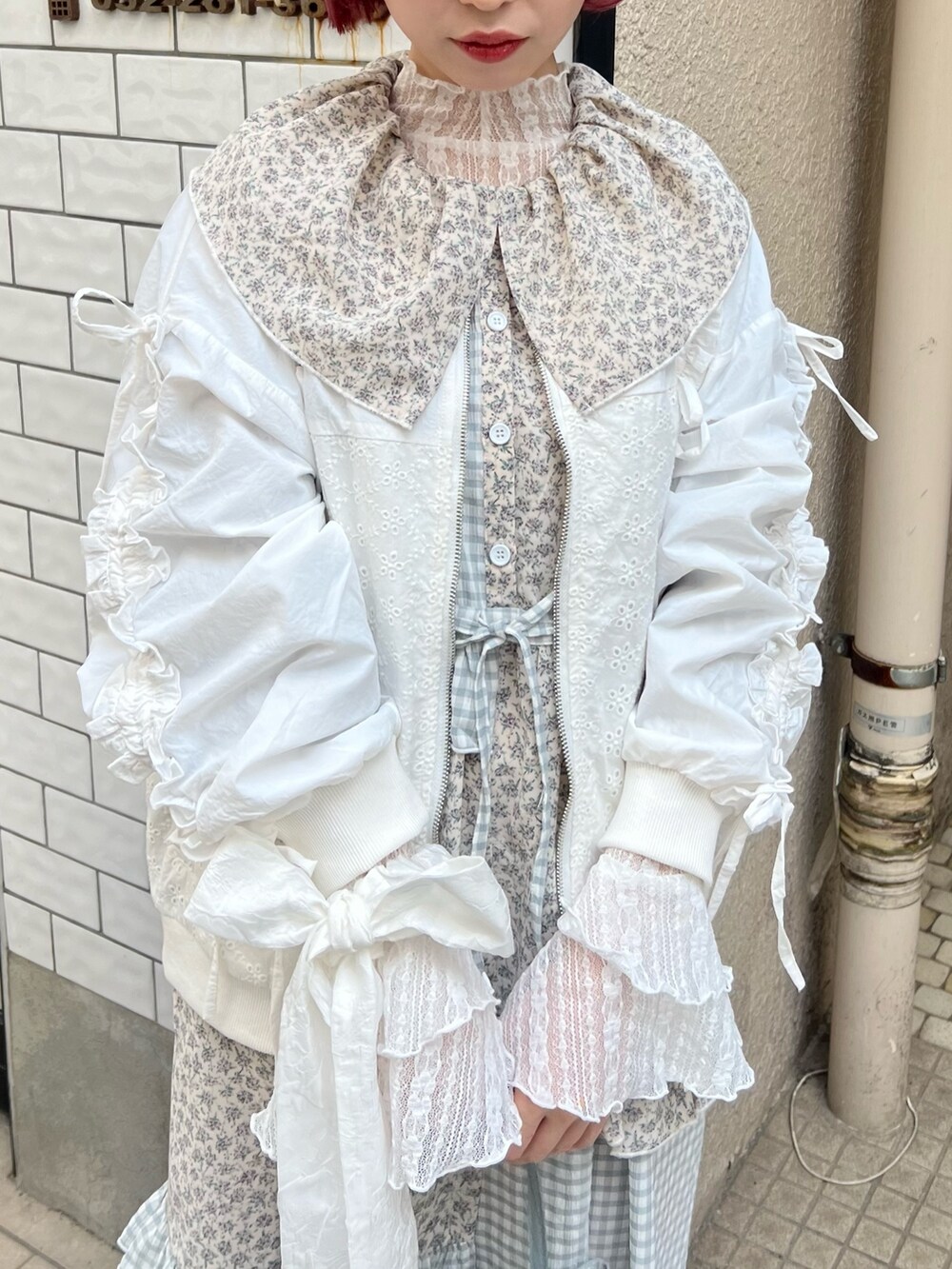 ホワイト系のバレエシューズ、ホワイト系のTシャツ/カットソー、ホワイト系のブルゾンを着用したレディースの春コーディネートの9枚目の写真