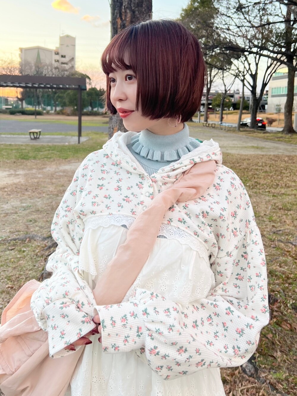 ホワイト系のワンピース、その他のカーディガン/ボレロ、ピンク系のショルダーバッグを着用したレディースの冬コーディネートの9枚目の写真