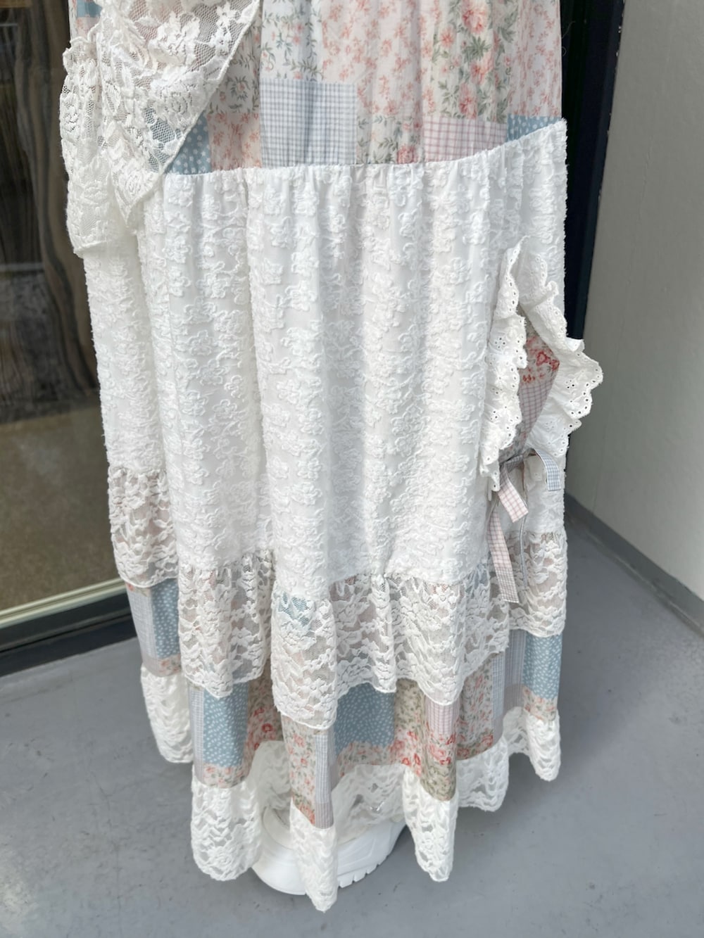 ピンク系のTシャツ/カットソー、ホワイト系のハンドバッグ、ピンク系のスカートを着用したレディースの夏コーディネートの9枚目の写真