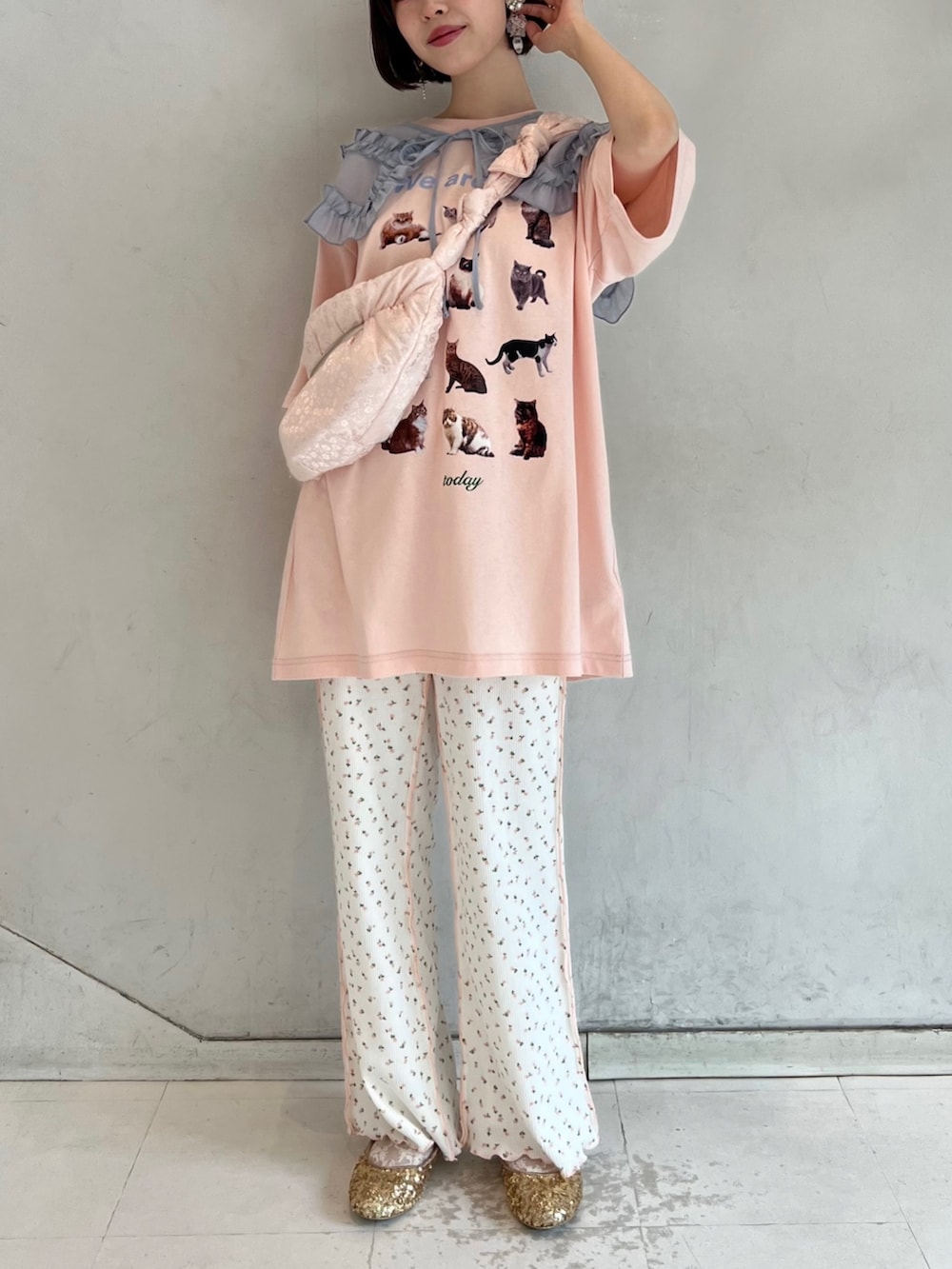 ピンク系のTシャツ/カットソー、ピンク系のその他パンツ、ゴールド系のパンプスを着用したレディースの夏コーディネートの3枚目の写真