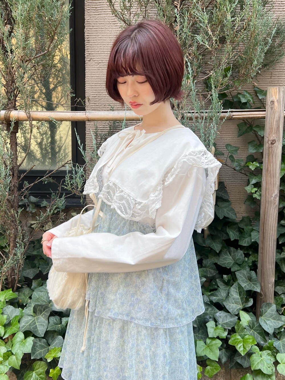 ホワイト系のパンプス、グリーン系のワンピース、ホワイト系のTシャツ/カットソーを着用したレディースの春コーディネートの6枚目の写真