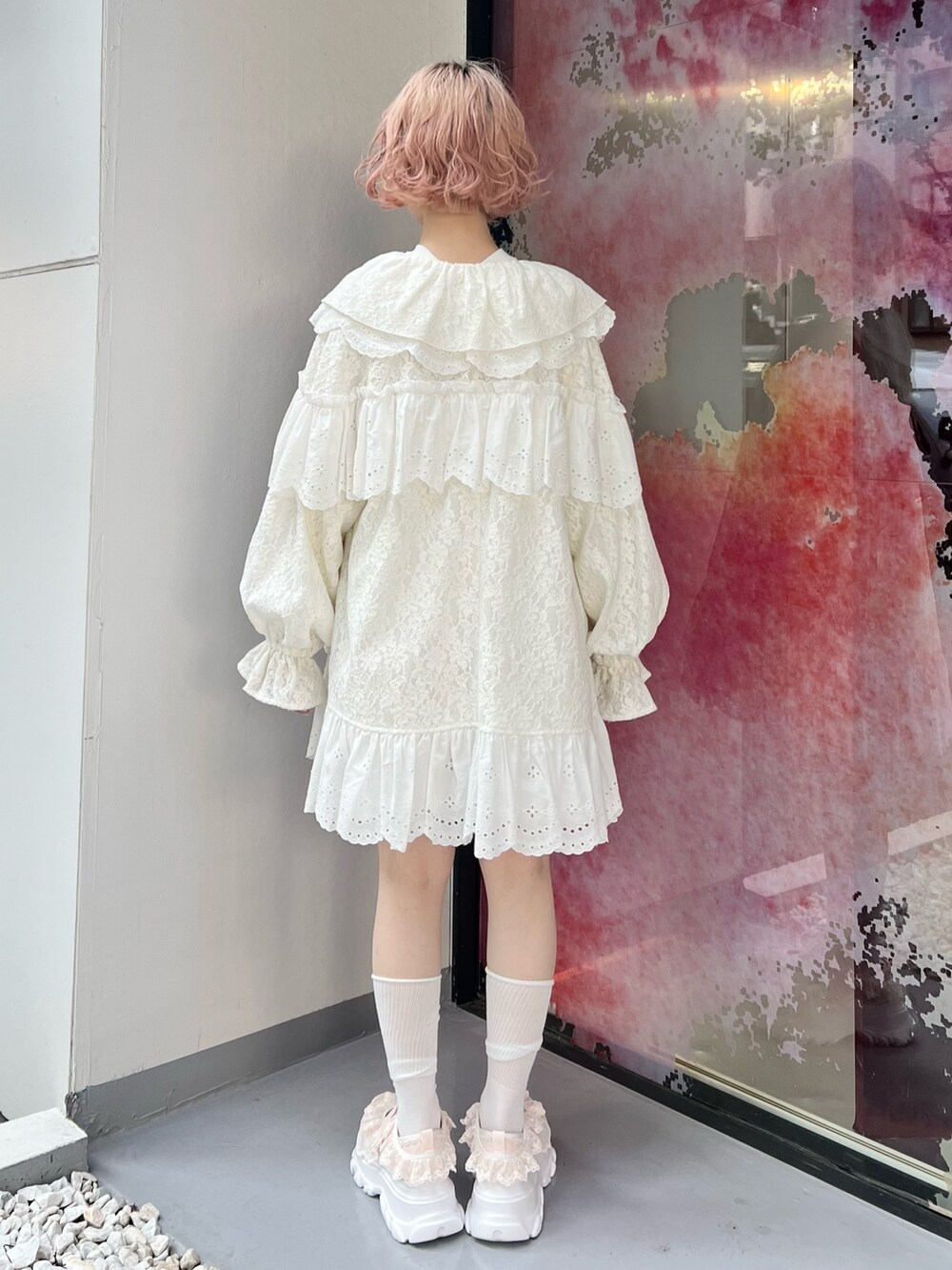 ホワイト系のテーラードジャケット、ピンク系のワンピース、ホワイト系のTシャツ/カットソーを着用したレディースの夏コーディネートの6枚目の写真