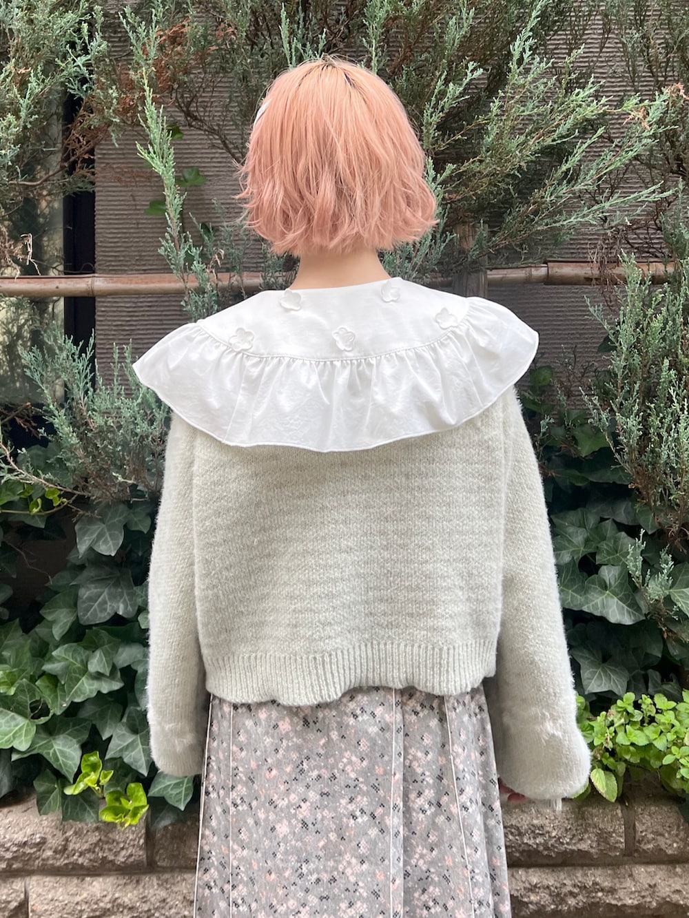 グリーン系のカーディガン/ボレロ、グレー系のスカート、レッド系のバレエシューズを着用したレディースの夏コーディネートの7枚目の写真