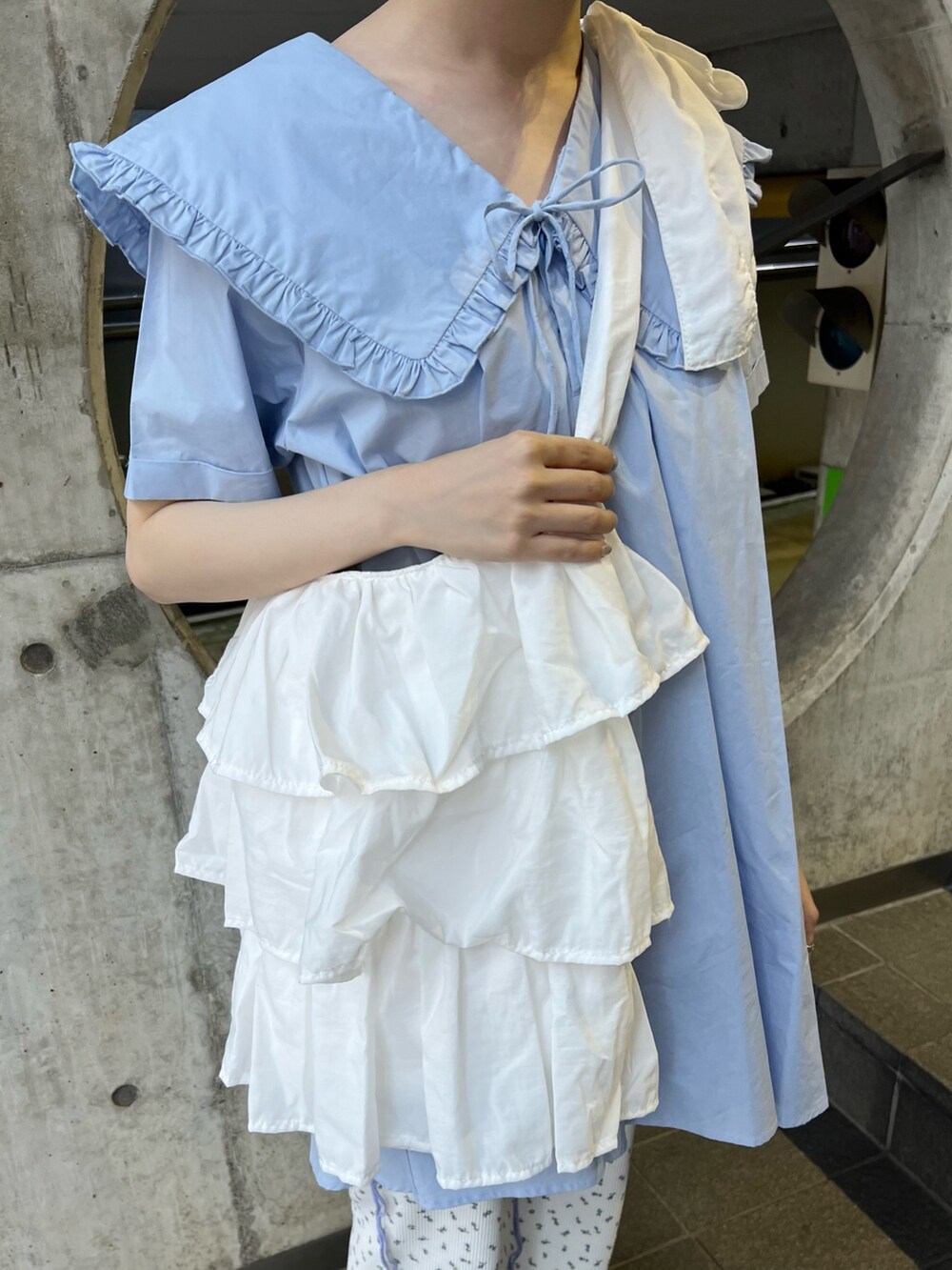 ホワイト系のトートバッグ、ブルー系のスニーカー、ブルー系のその他パンツを着用したレディースの春コーディネートの5枚目の写真