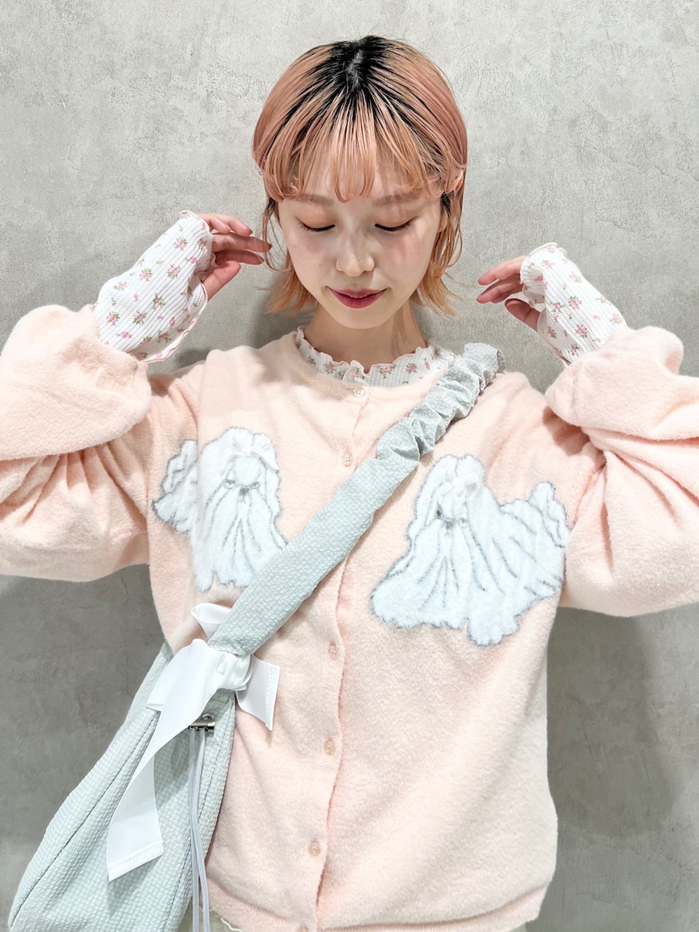 ピンク系のTシャツ/カットソー、ホワイト系のスカート、ホワイト系のスニーカーを着用したレディースの秋コーディネートの7枚目の写真