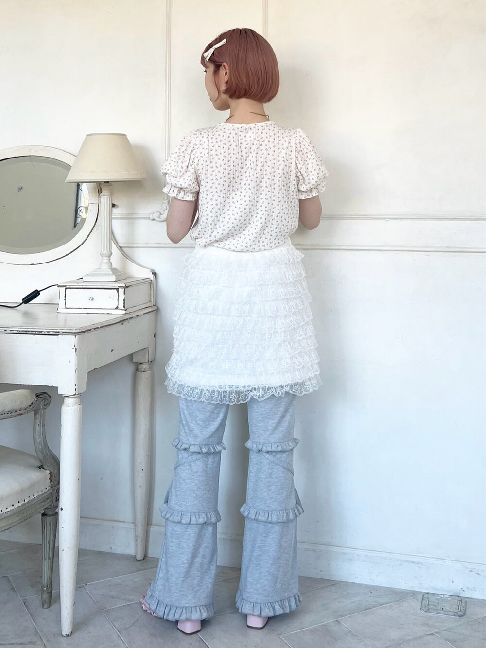 ピンク系のサンダル、グレー系のスウェットパンツ、ホワイト系のスカートを着用したレディースの春コーディネートの7枚目の写真