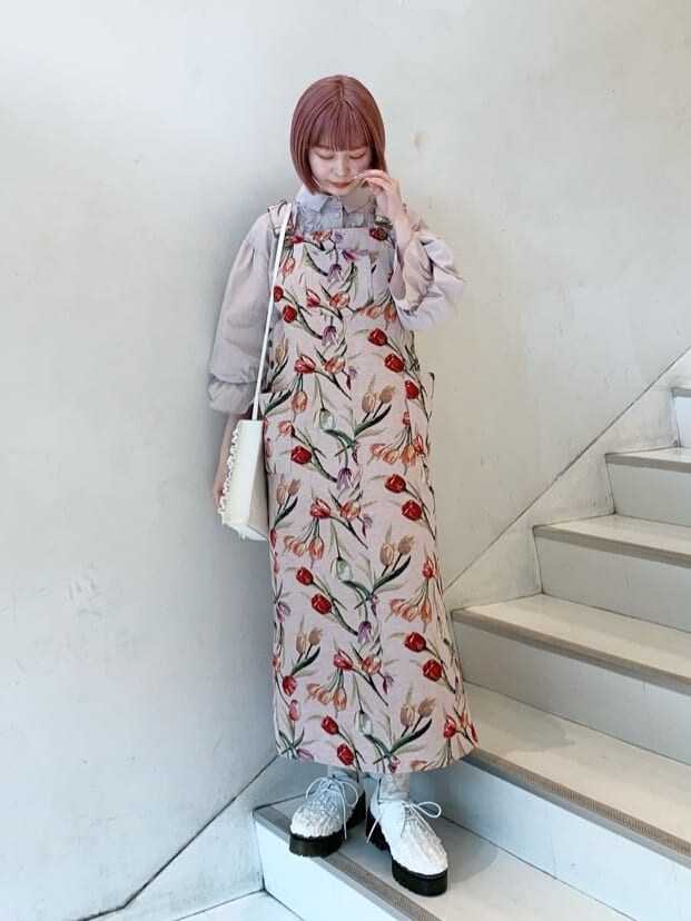 ピンク系のジャンパースカート、ホワイト系のその他シューズ、ベージュ系のシャツ/ブラウスを着用したレディースの春コーディネートの4枚目の写真