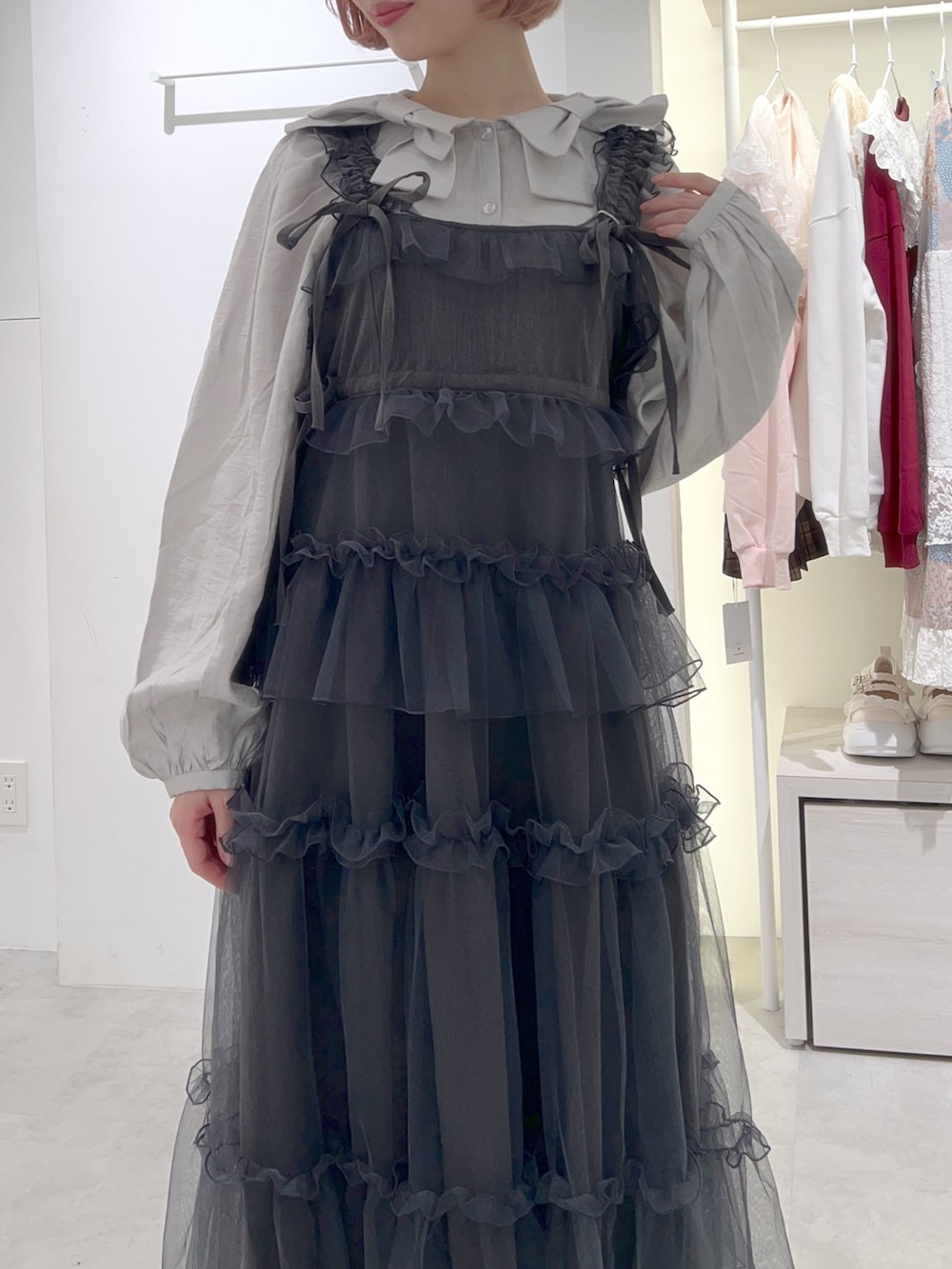 グレー系のシャツ/ブラウス、グレー系のワンピース、ブラック系のトートバッグを着用したレディースの秋コーディネートの6枚目の写真